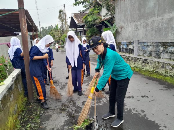 Aksi Peduli Sampah siswa SMP Negeri 2 Pakem di lingkungan sekitar sekolah